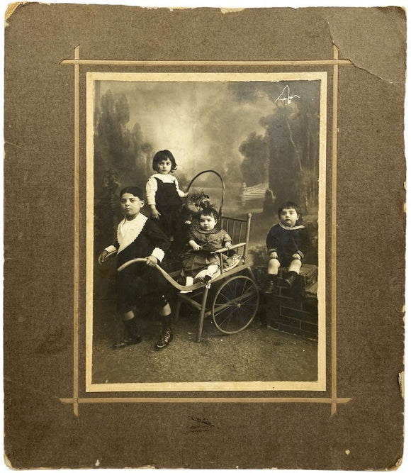 [LOVELY STUDIO MISE-EN-SCENE] Four children in a great mise-en-scene of Resne Photography Studio