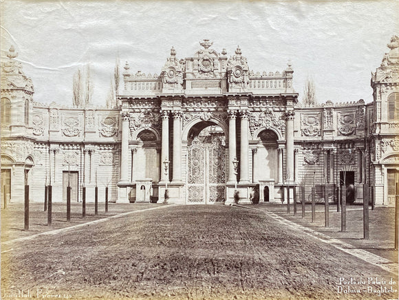 [MIDDLE EAST / CONSTANTINOPLE / ARCHITECTURE] Porte du Palais de Dolma - Baghtche. [i.e. The gate of Dolmabahçe Palace]