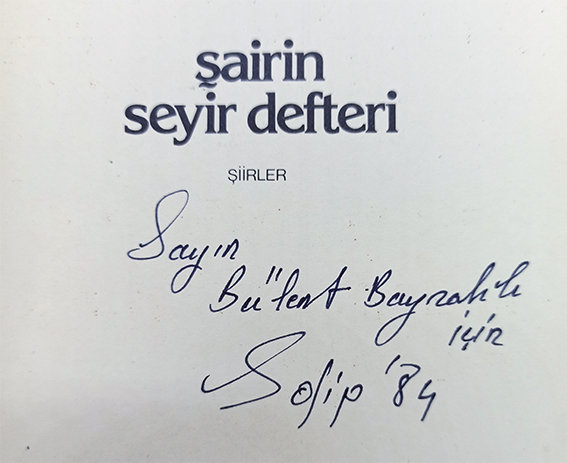 Sairin seyir defteri. Siirler. [SIGNED - INSCRIBED - LIMITED AND NUMBERED COPY: 1406 / 1600 - FIRST EDITION]